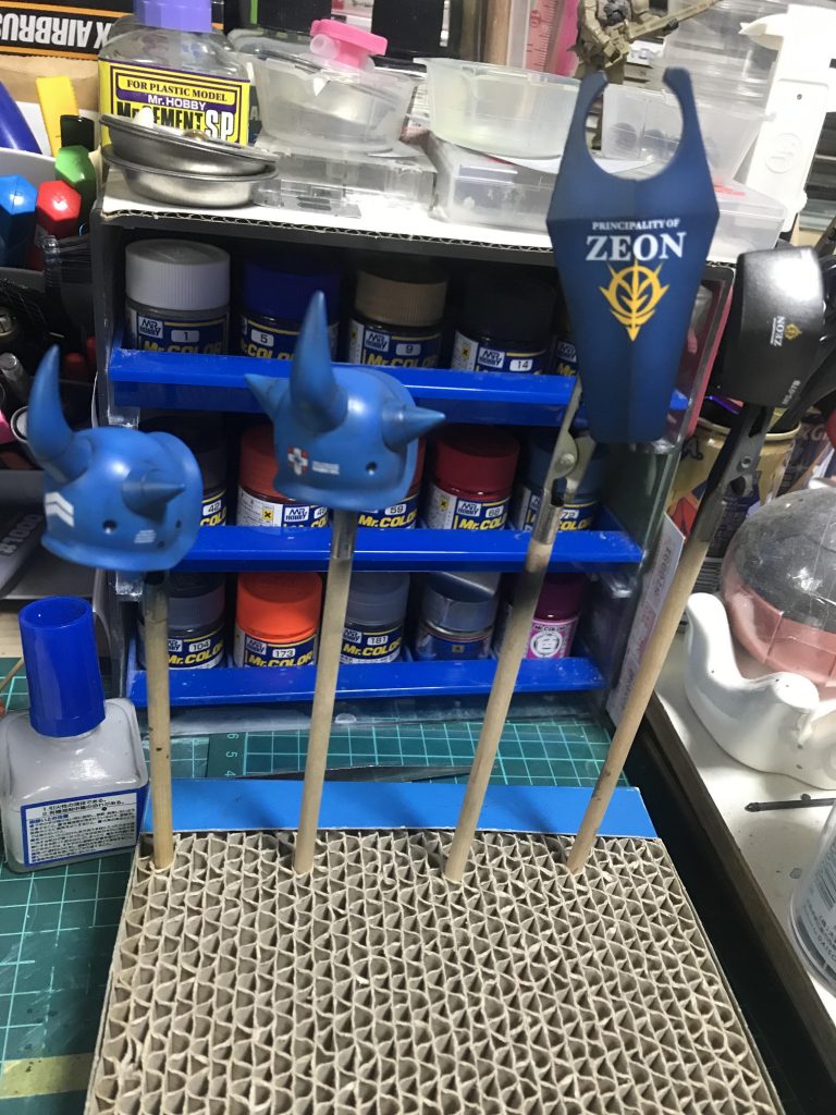 デカールはガンダムデカールのグフver.1.0用とver.2.0用を
混ぜて使いました。