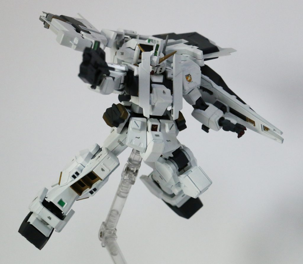 射撃ポーズです。ロングブレードライフルは先に上げたヘイズル・アウスラ様で使ったため、通常のビームライフルを装備しています。