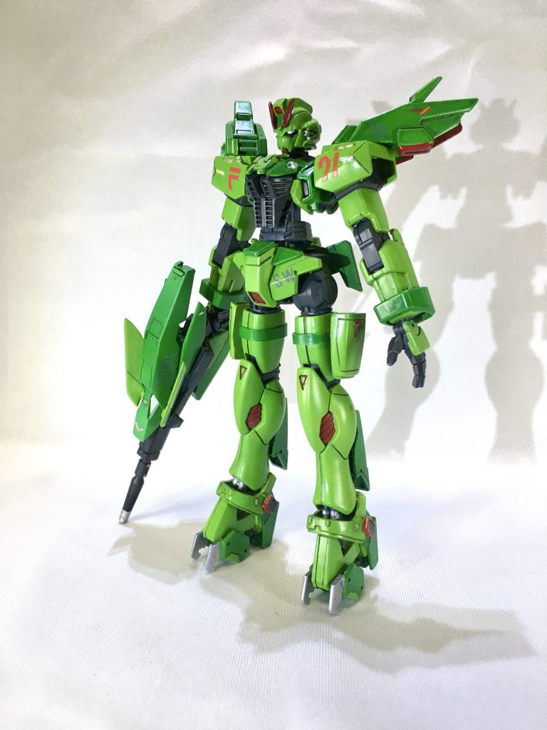 [フロントショット]
グリーンをベースカラーとしてF91と主にAGEⅡマグナムSVとミキシングした機体になります。

柔軟に動き回れるように足回りや肩の上に付けた推進機が干渉しないように気をつけました