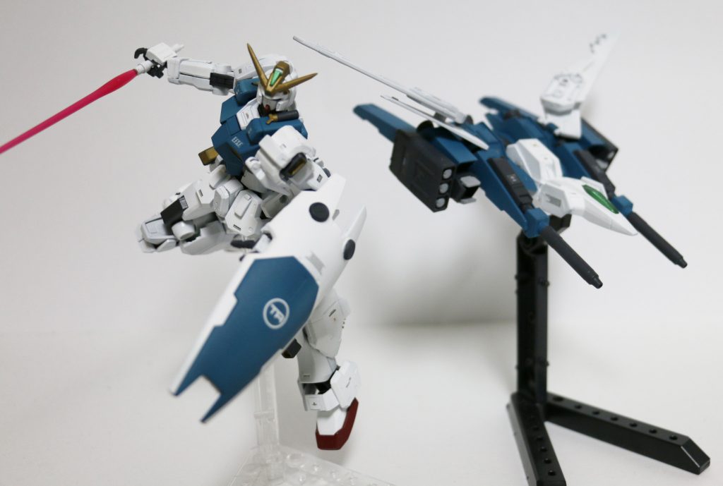 分離したバックパックとの写真です。
スーパーガンダムの様に大型のバックパックが状況に応じて分離変形します。