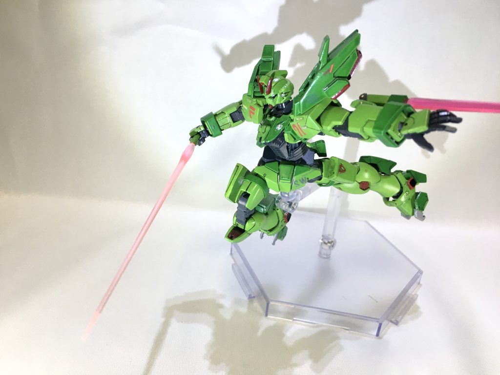 腕部にビームトンファーを左右に装備している。
太ももにビームサーベルなどが入っているパックを装備しているがビームサーベルを装備する、すき僅かな隙きや手を空けるために装備をされた