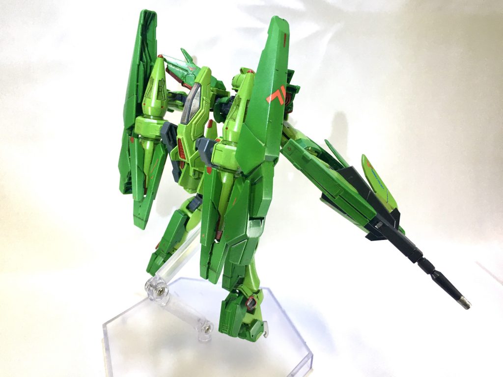 スワロウとスワロウ・テイルの合体
スワロウ・テイルと合体することによりF91 スワロウの背部の一部が隠れることにより背部攻撃からの脆さ改善させた