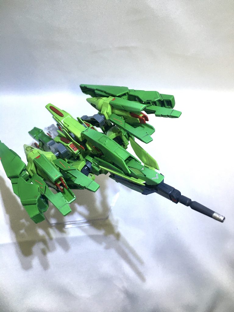 F91 スワロウはスワロウ・テイルとの合体機構を持っており、合体したまま１機として飛行することも可能である