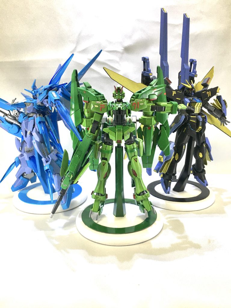 最後に過去に制作したF91たちとのセット。

オリジナルの台座で３機も並ぶと見応えがあるでしょうか。
まだオリジナルのF91は制作予定（もうすでに塗装待ちのものある）のでいます。

Twitterにこの作品の何枚か載せてないものここにはないものを乗せる予定なので見ていただけると幸いです。