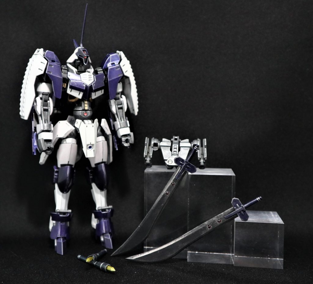 スタティックディスプレイ：武装は1対のファルシオン｢フィアンマ｣と簡易魔導杖｢トゥオーノ｣フィアンマ：スパーダ･デストラ専用の双剣。刀身付け根部分に火属性の上級魔石が埋め込まれており、炎を刀身に纏わせ魔剣のように扱うことが可能。トゥオーノ：腰後部に装着されたフィアンマの鞘部分に固定された簡易型魔導杖。雷属性の上級魔石を用いる事で詠唱を必要とせず消費エーテルを抑えて使用が可能。主に近接戦闘時の牽制攻撃に使用される。便宜上は魔導杖としているが構造は魔導砲に属する武装。