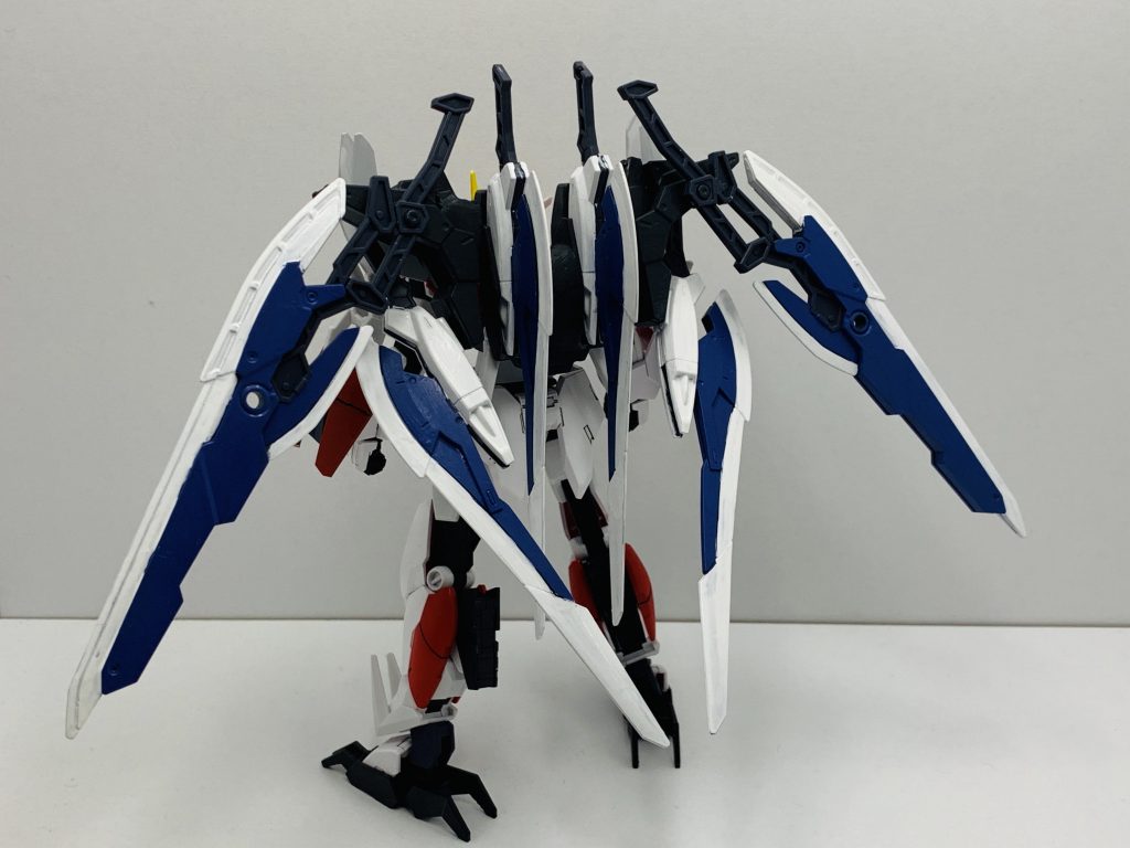バックパックのハードヒートレヴソードは羽の様に展開可能です。