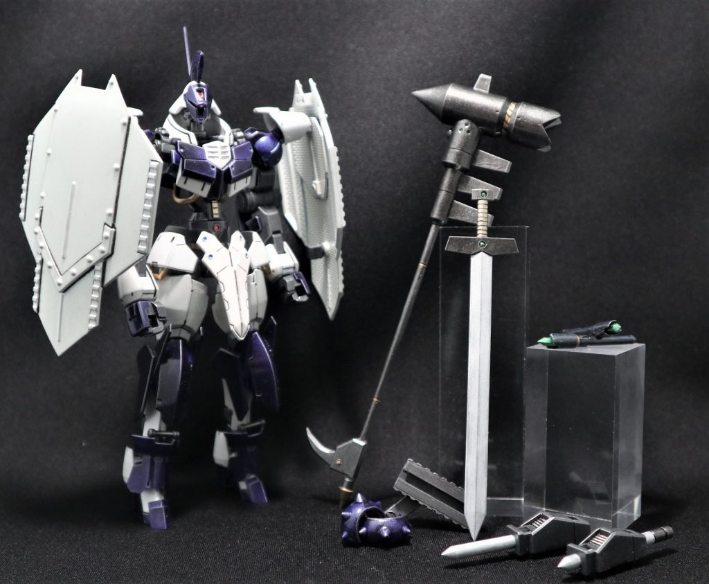 スタティックディスプレイ：武装①：戦槌｢ウラガーノ｣。ハリケーンの名を持つ主装備となる本機専用の大型戦槌。石突にはピック(鈎刃)があり多様な攻撃を織りなす。鈎刃部分は収納状態に可動。武装②：騎士剣｢ムリネッロ｣。｢旋風｣の名を持つ騎士剣。持ち手部分に風属性の上級魔石が埋め込まれている。武装③：簡易版魔導杖｢ヴィエント｣。両肩の可動式バインダーシールドに懸架された簡易型魔導杖。武装④：パイルバンカー。近接戦闘時に使用される。主に操主槽や主要関節部へのダメージを狙い使用される。武装⑤：ナックルガード。使用される事はほとんどないが、スクード・シニストロの最終武装として装備されている。使用時はバインダーシールドもパージし機体を軽くした上、拳闘士スタイルで戦う。機体のパワーを活かしたダメージを与えるが、時機への負担も多きい。