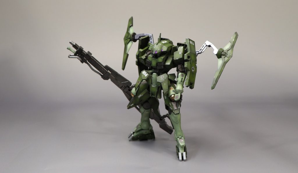 アーマーに隠された頭部が眼光鋭くて格好良いですね。