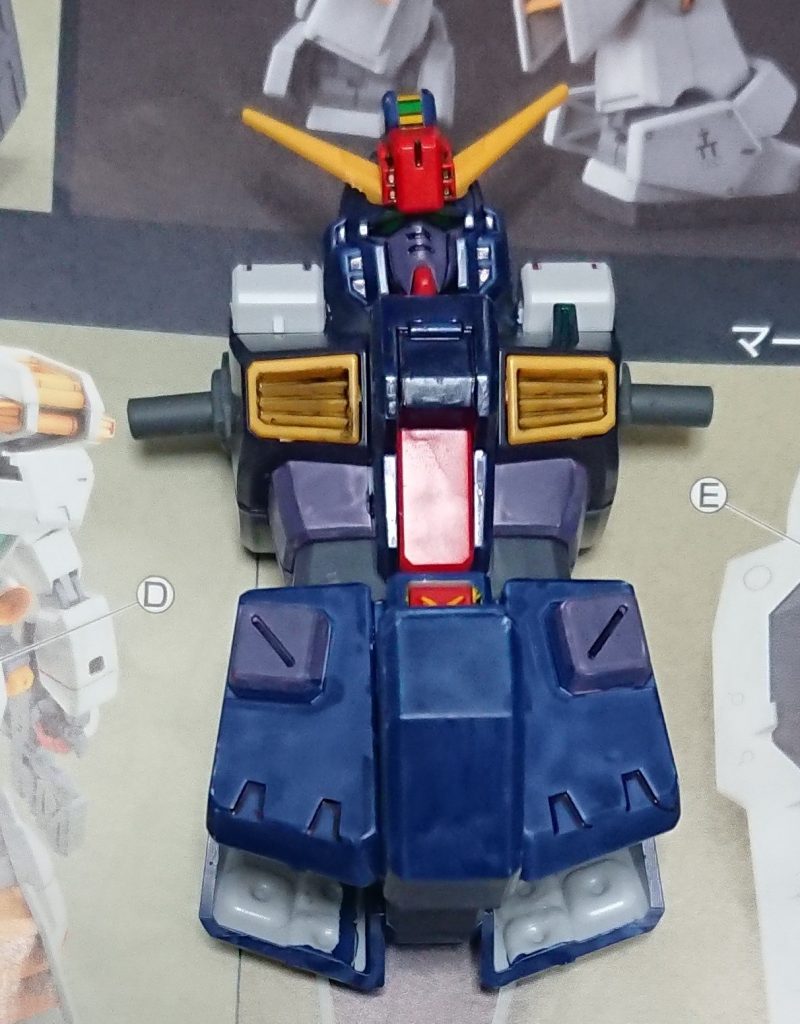 顔はメカグレーとティターンズブルーのツートンカラー。