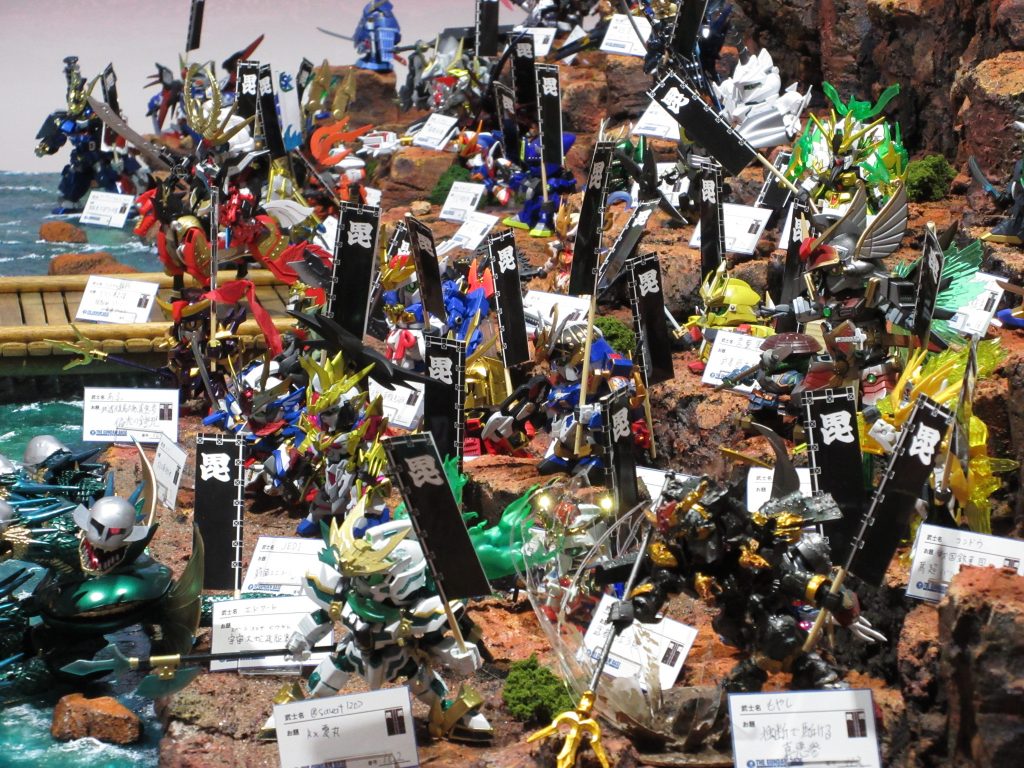 ガンダムベース東京のＳＤコンペに影荒烈駆主を出してきた筆者。流石に数年前の作品なので粗は多いですが雰囲気的にもっとも合っていたので･･･ともかく皆様のＳＤスピリットで凄いことになっていました。ガンダムベースは現在施設要請で短縮営業している以外は通常営業なので是非とも。ＳＤ戦国伝の貴重な企画書なども展示中。