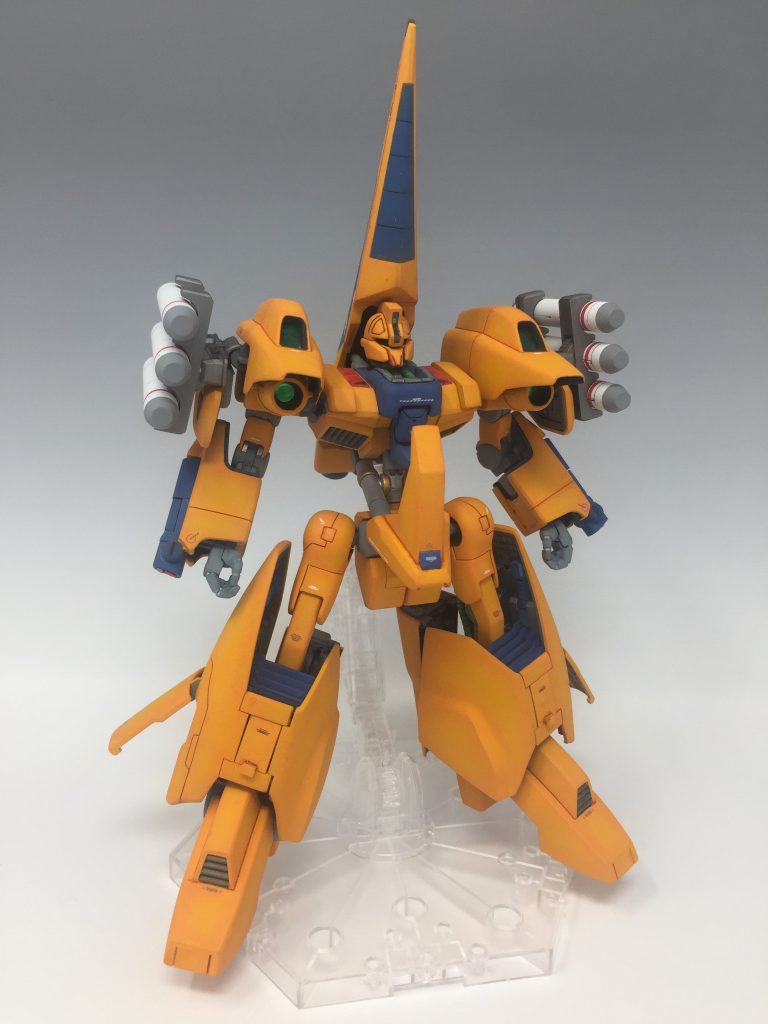肩に対艦ミサイルを装備させました。股関節はMS形態用とMA形態用の2つをスクラッチしました。このMS形態用は角度を付けてあるので足がしっかりとハの字に開くようになってます。