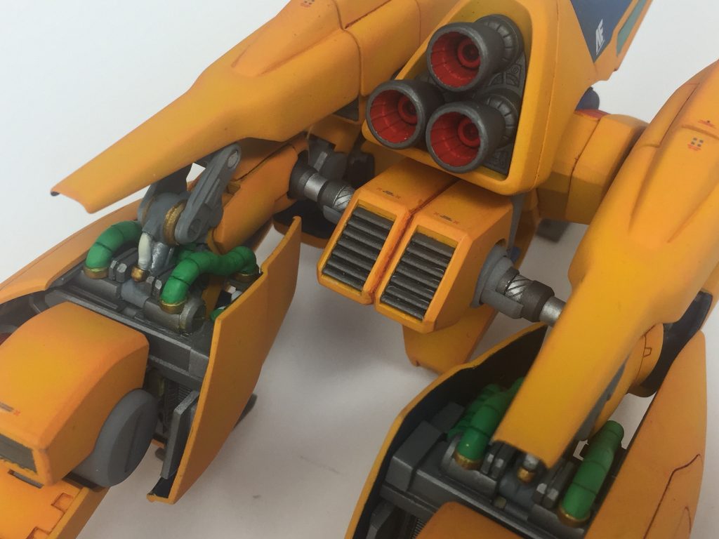 MA形態用の股関節フレームにはスリット入りプラ版を斜めにカットしたものを巻きつけてあるので、回転して稼働しそうな軸がチラ見えします。金属パーツは使っていません。