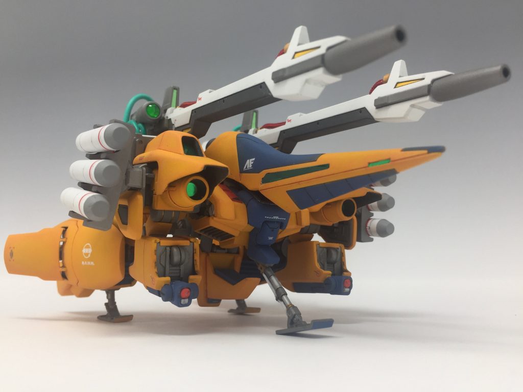 別角度からの画像です。手首は回転して前腕に格納されるっぽい雰囲気が出るようにディテールアップしてあります。ランディングギアも細かく塗り分けました。