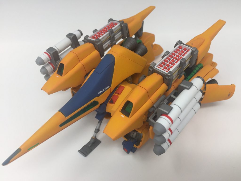 マイクロミサイルと対艦ミサイルを装備した実弾主体の兵装です。