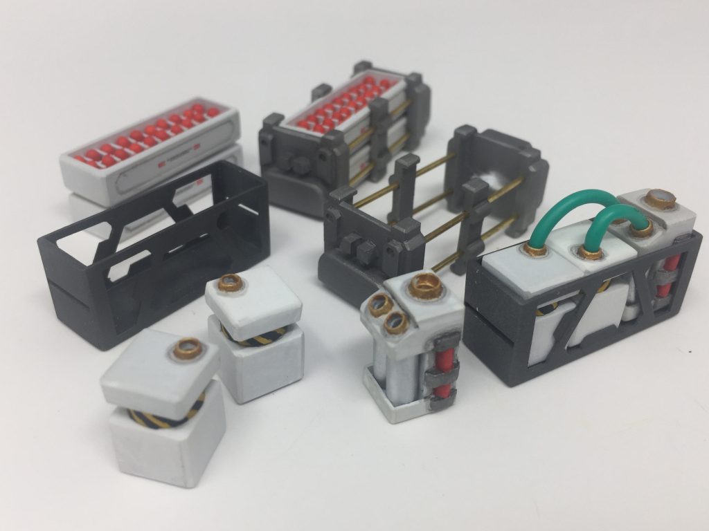 こちらは全てスクラッチです。マイクロミサイルは全てプラ棒から同じ長さ同じ形状のものを作り上げました。複製はしていません。ランチャー用の外付け汎用ジェネレータは計4基作りました。スリット入りプラ版を斜めにカットしたものを貼り付けて、回転しそうな雰囲気を出しました。2基のジェネレータから流れてくるエネルギーはレギュレータに並列接続されて一旦安定化された後でランチャーに送る・・・みたいな設定です。ジェネレータとレギュレータはトラス状のコンテナに入れて、追加兵装マウンタでメタスへと固定されます。マイクロミサイルとランチャーのそれぞれのコンテナに互換性を持たせたので、追加兵装マウンタへ手軽に入れ替えが出来るようになってます。