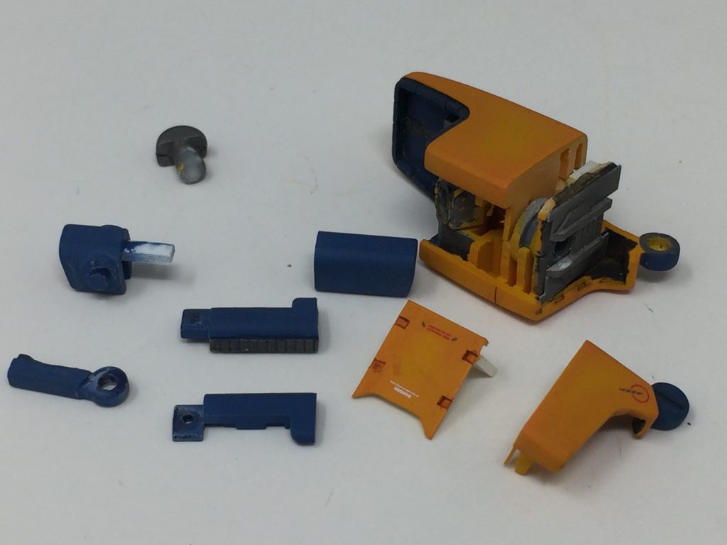 メタスの前腕をバラしたものです。後ハメ加工の方法が分かるかと思います。ビームガンもこんな感じでバラバラにできます。