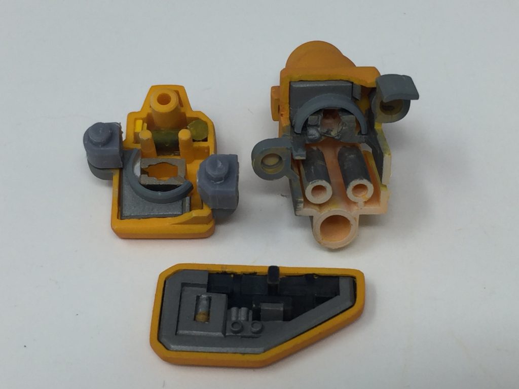 メタスの定番工作である肩の可動域の向上工作です。そのままだと加工跡が見えてしまうので裏打ちパーツを作って埋め込んでます。もちろんこれも塗装後にハメるだけです。そして肩の側面にある装甲にもメカメカしい裏打ちパーツを貼り付けてあります。