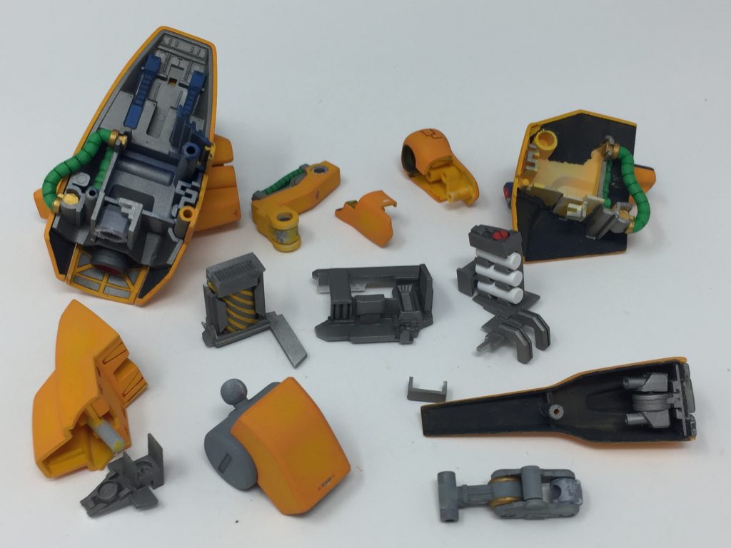 覗き込まないと分からないスネ周辺のパーツ類です。バーニア側にはエンジンっぽいディテールをスクラッチして差し込めるようになってます。反対側は推進剤タンクを固定するユニットをスクラッチして差し込めるようになってます。スネアーマーの裏側にはダミーランチャーを付けました。スライドしたり射出方向を変えたりできます。足首周辺はMA形態時に結構見えてしまうので、それを隠すためとボールジョイント受けのポリキャップ固定強度を上げるためにカバーパーツを作りました。太ももはパネルライン風に合わせ目をシフトさせる後ハメ加工をしてあります。