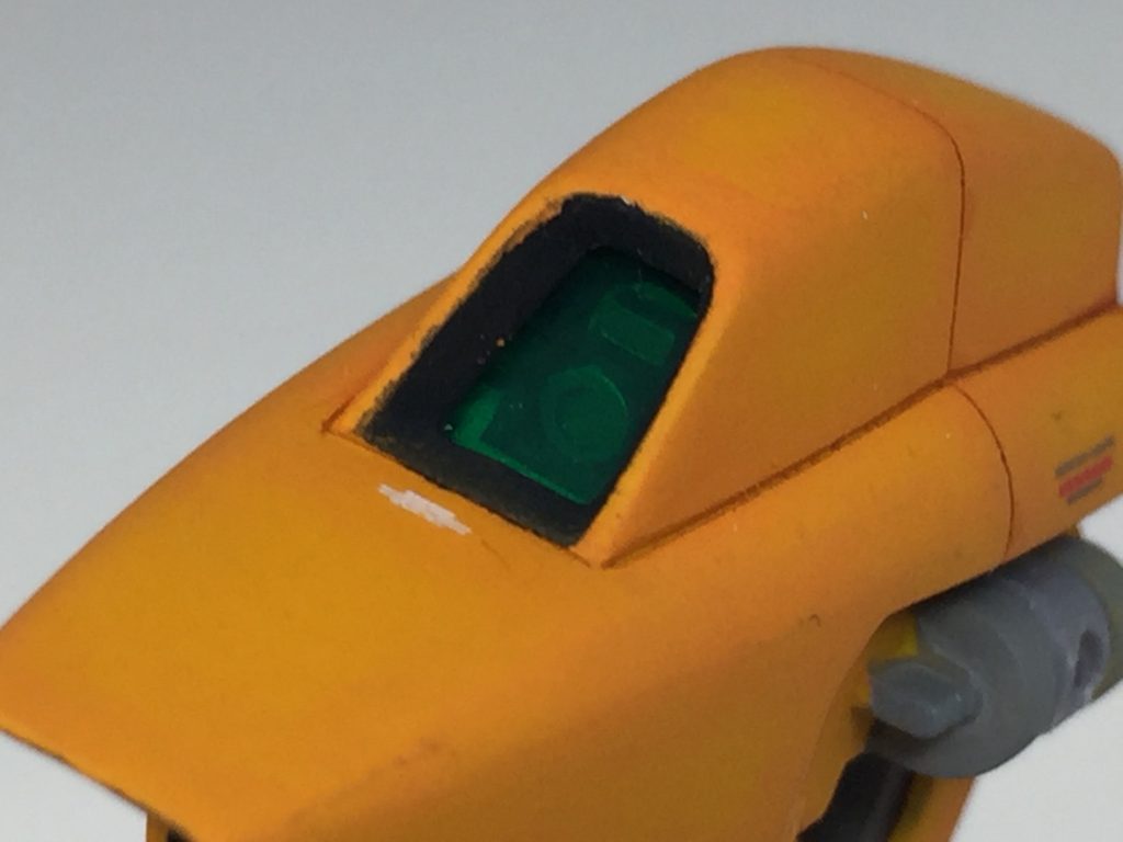 肩ユニット上部のセンサーは穴を開けて内部にメカパーツをでっち上げたものを埋め込み、クリアグリーンのプラ版でフタをしてあります。もちろん全部塗装後に組み立てられるようになってます。