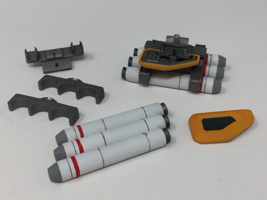 対艦ミサイルは肩側面の装甲が下にスライドする事により、内部のハードポイントが出た所に装備されるという脳内設定です。実際にはスライド機構は備わってませんが、ハードポイントを模したパーツにミサイル固定用アームのパーツと肩側面の装甲を差し込んでそれっぽく再現してみました。ミサイルはプラパイプをカットしたものにディテールアップパーツを貼り付けて製作しました。赤いラインはデカールではなく塗装です。