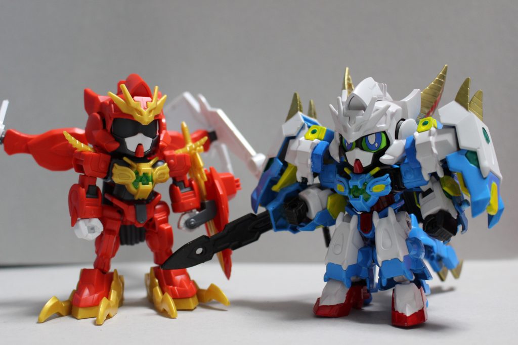 (色々あって)パーツが一部足りないヴァルキランダーと並べて。
全く印象が違って見えるのが楽しいです!