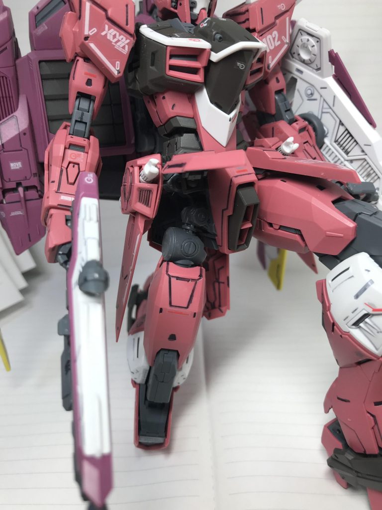 ジャスティス限定なのですかね？
ＭＧのガンプラをSEEDではジャスティスしか持っていないのでわかりませんが、股関節の可動が凄いです。HGのインフィットジャスティス？やサンドロックと似た構造ですね