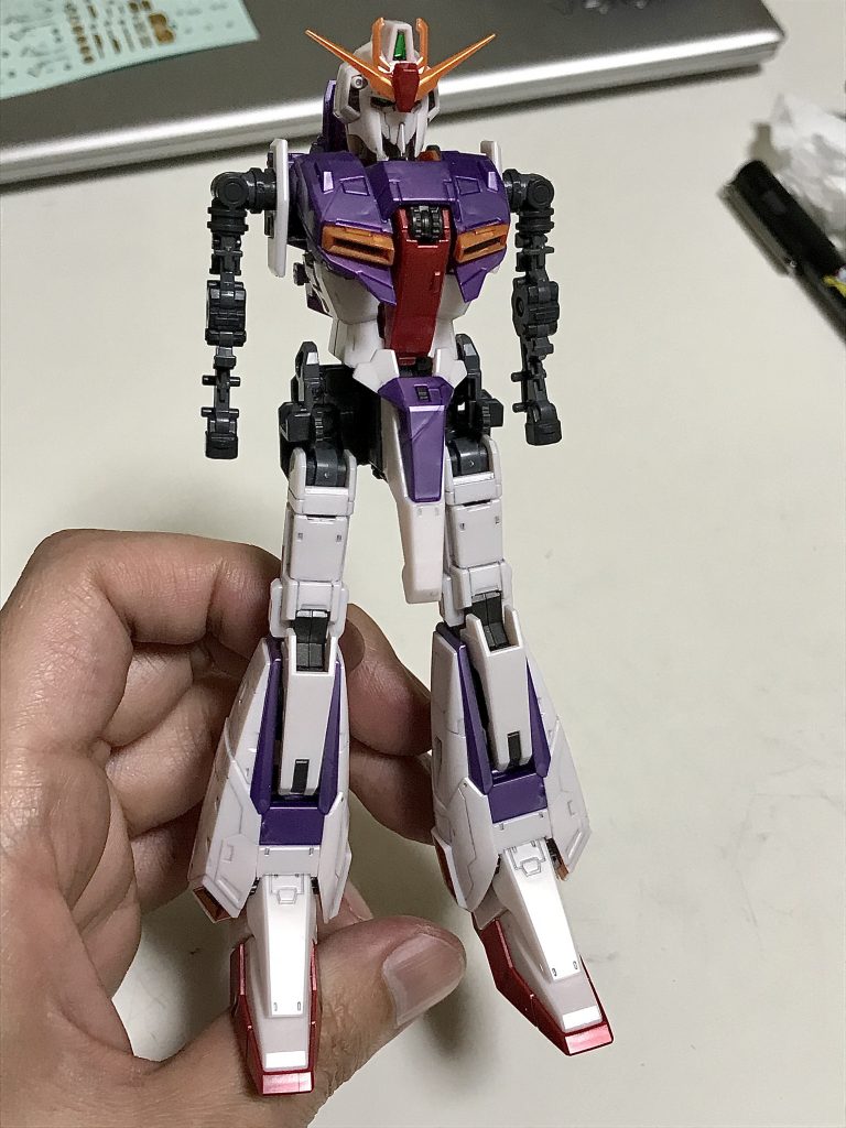 しばらくはこの不格好な姿に耐えて進む必要があります。
ガンダムにとって肩・腰アーマーがいかに重要かがよく分かります。また、組み立て順序がいかに「モデラーのワクワク感」にとって重要かも。