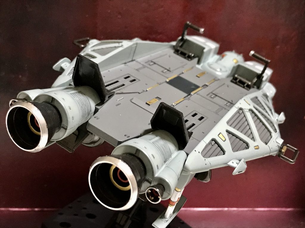 余っていたそれっぽい色(ライトブルー、軍艦色、黒鉄色)の缶スプレーをランナーのままテキトーに吹いて、あとはガンダムマーカー(金・銀・赤・白・墨入れペン)とマッキー(黒)でちょこちょこディテールアップしました。合わせ目消しはしていません。後日あらためてトップコートは吹く予定です。