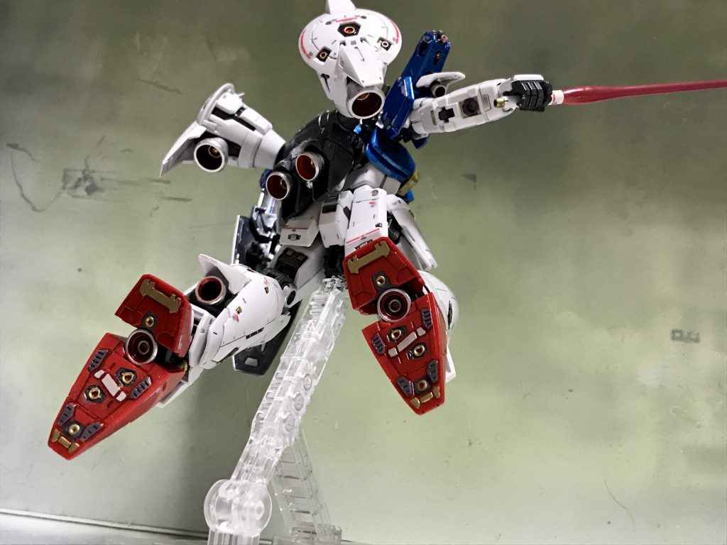 バーニアはシルバー、スラスターはゴールドで塗り、いずれも内側はメタレッドで塗りました（って、分かりにくい写真ですね…）。