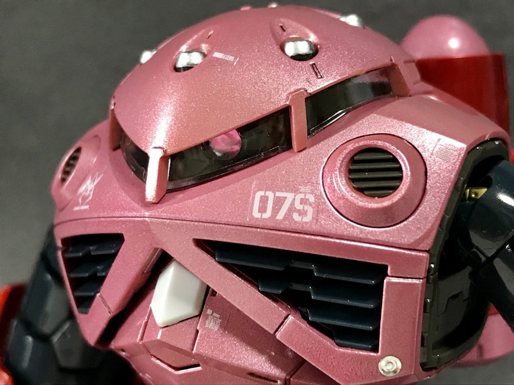 「『シャア専用』は赤じゃなくて、ピンクとあずき色だ」と、幼少時代の記憶に刻まれています。好みが分かれるところかもしれません。