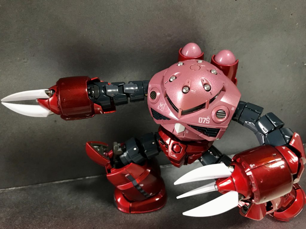 サザビーに続いて2回目のキャンディ塗装挑戦です。「焦らず着実に」を心がけました。
定番の、ジムを突き刺すポーズ。いま友人がジムを作っているので、後日オンラインで遠隔ブンドドして遊ぶ予定です（笑）。