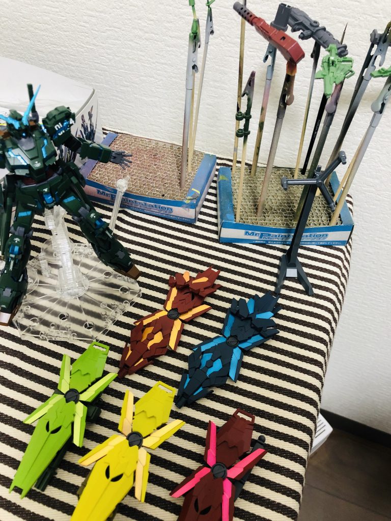 色とりどりのサイコフレーム。すべてスターブライトシルバー→蛍光カラー(ガイアノーツ)調色→クリアーで塗装しています。ブラックライトで光ります。