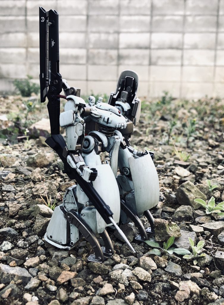 ブラウ・ローゼはこれから蒼薔薇の狙撃手という作品の主人公機で、主人公ティナ・バレンスタインの搭乗機になります。