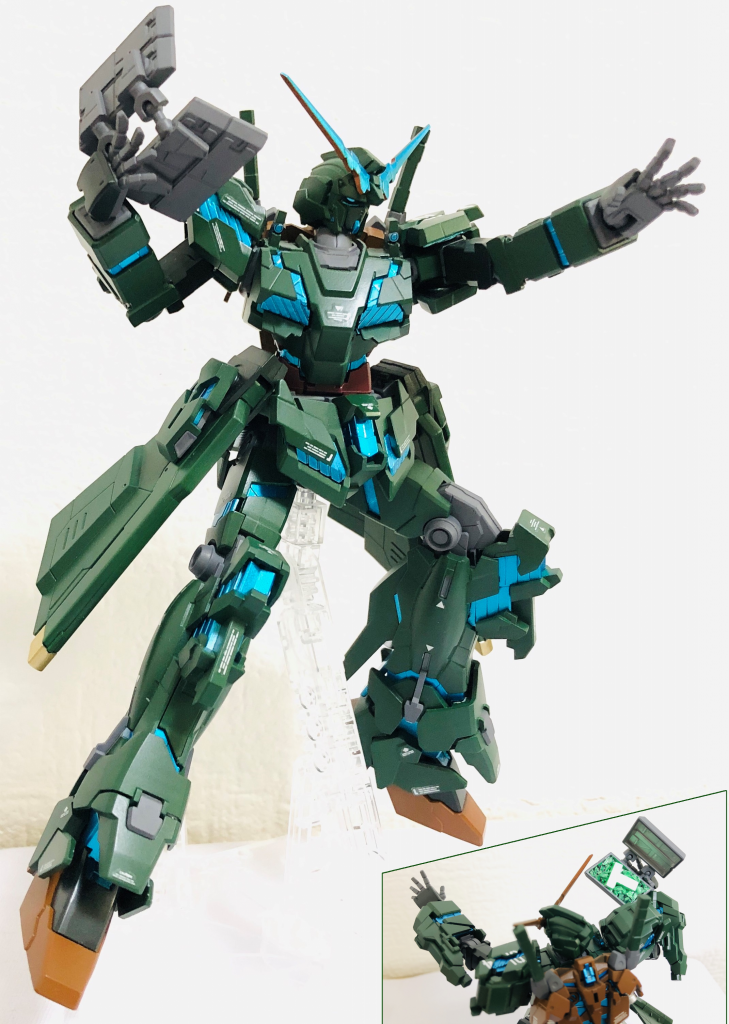 デストロイモード発動時はサイコフレームが青白く光り輝く。手に持っているのはサイコフレームの共振器。RX-0シリーズが発生させた数々の