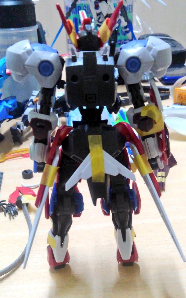 上半身をガンダムフレームに下半身をヴァルキュリアフレームで組み合わせています。