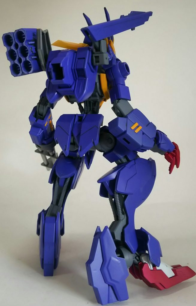 右側から。
腕のつけ根は、エクシアの脚部とマグアナックのバーニアを取り付けてます。