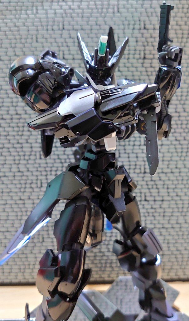 脇腹にナイフと拳銃を装備