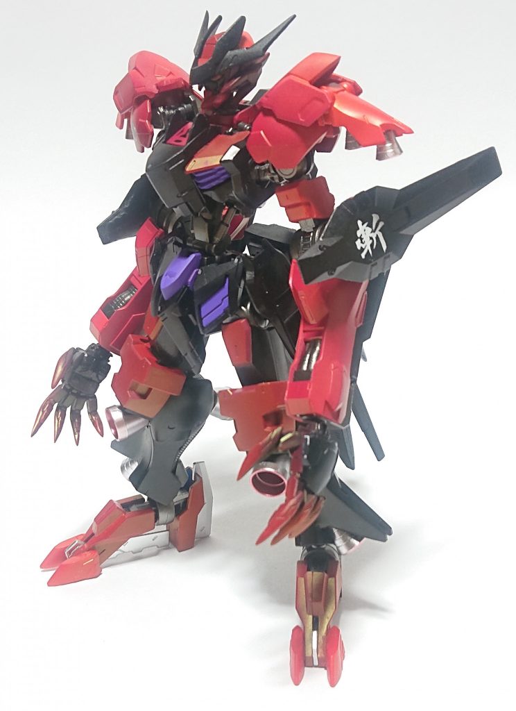 前面
ガンダムフレームである以上、搭乗者は阿頼耶識を求められる。加えて接近戦特化で異常なまでの機体制御を求められるため、例えば三日月のような複数のナノマシンを埋め込むなど、限られた者でしか乗りこなせない。