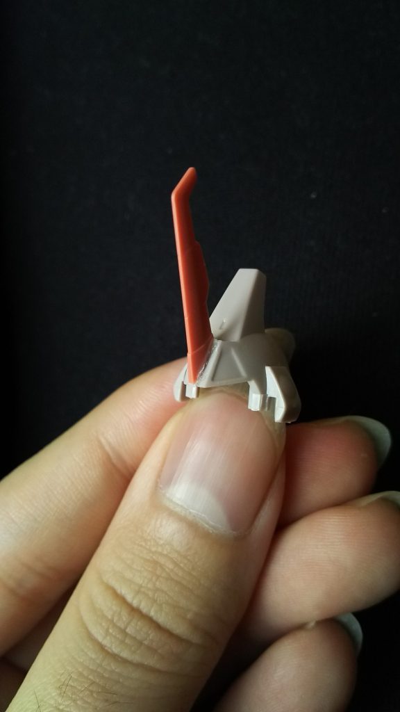 弄った点としては、まずおでこの出っ張りをこそぎ落とし、そこにMGゲルググのアンテナを接着･･･。