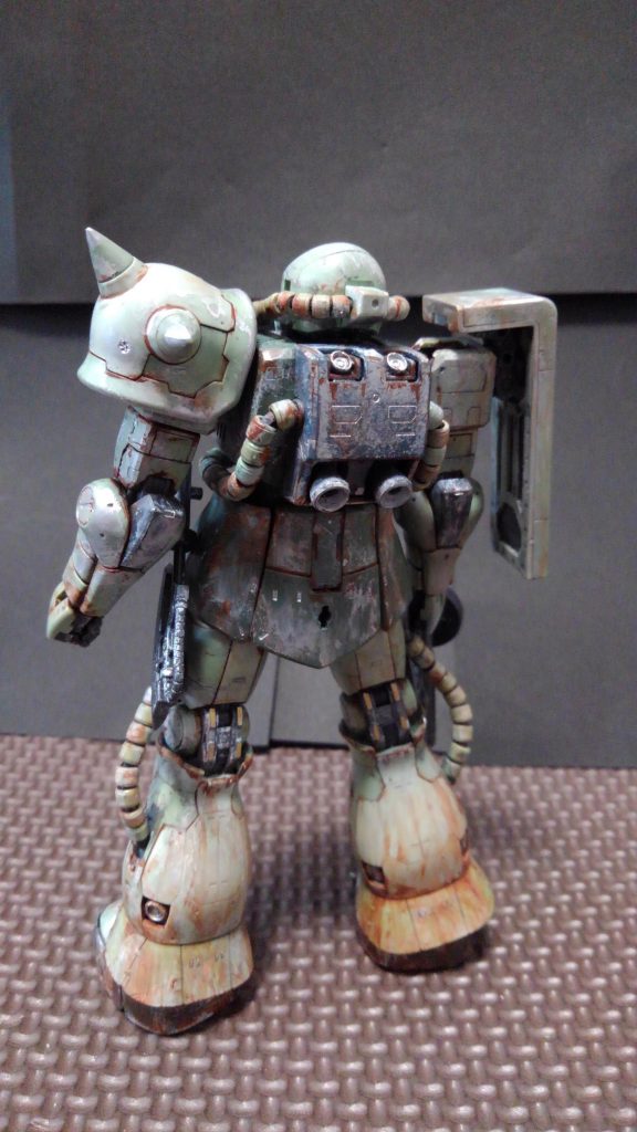 後ろはこんな感じ、重力戦線のザクをイメージして塗装しました。(汚れが強くなった)