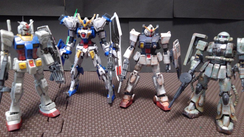 汚し塗装したガンプラと並べてみました
こうしてみるとザクが一番力入れてる気がする