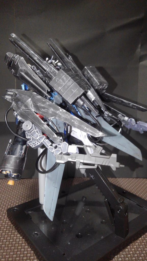 武装
頭部バルカン砲
アーム部2連装砲×2
アーム部2連ミサイル×2
背部大型3連ミサイル×2
背部電磁式ダインスレイヴ×2
無線型攻撃デバイス ファンネル×6
対爆撃用防御装備ビーム砲×2
ガーディアンシールド
マシンガン
Eパック装備型ビームライフル
武装は多く、ビーム兵器も多く搭載されているがナノミラネート装甲を持つ相手には無力であるが火器のマガジンを焼くには十分な威力だとされている。