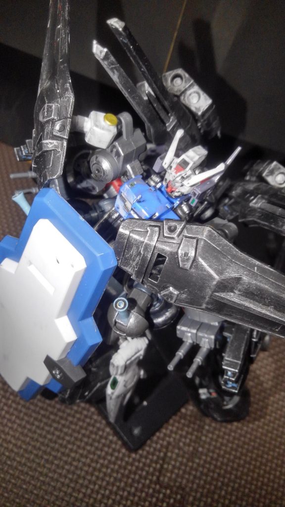 肩についてるシールドにはアームが付いてるので前方に持って来ることができる
さらにガーディアンシールドは大型の盾なのでコードが集中してる胴体を守る事ができる