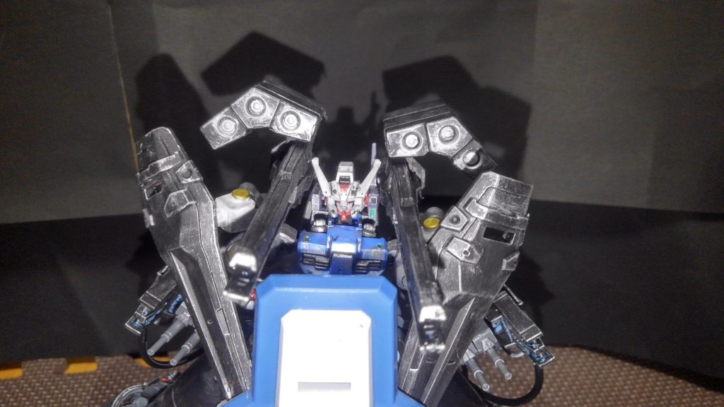 大型ミサイルとダインスレイブはバックパックのアームで支えられている、万が一の為に切り離すことが可能だがリアアーマーごと外さなきゃ行けない