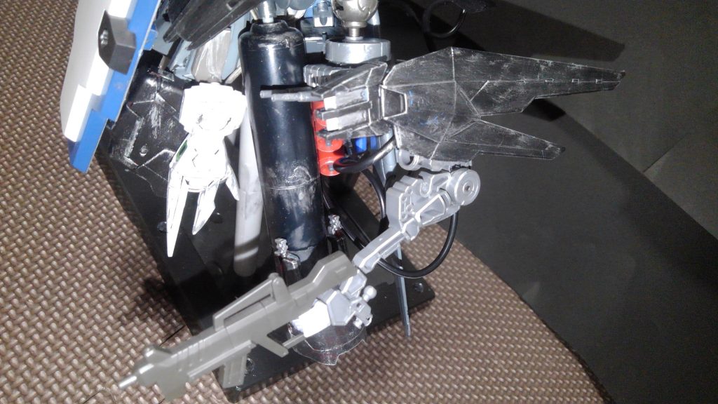 腕は連装砲そしてミサイルとサブアーム付きのシールドでなってる。装弾数も少なく戦闘中でのリロードも出来ないが火力が高く連装砲の弾丸は簡単に戦艦の装甲を貫く事が出来き、ミサイルは追尾性能が低いがある程度なら追尾できる。
サブアームの自由度は低いがコードで繋がってるおかげでMSを握力で潰す事が出来る。ミサイルは連装砲から切り離すこと出来るがシールドも切り離すことになる。