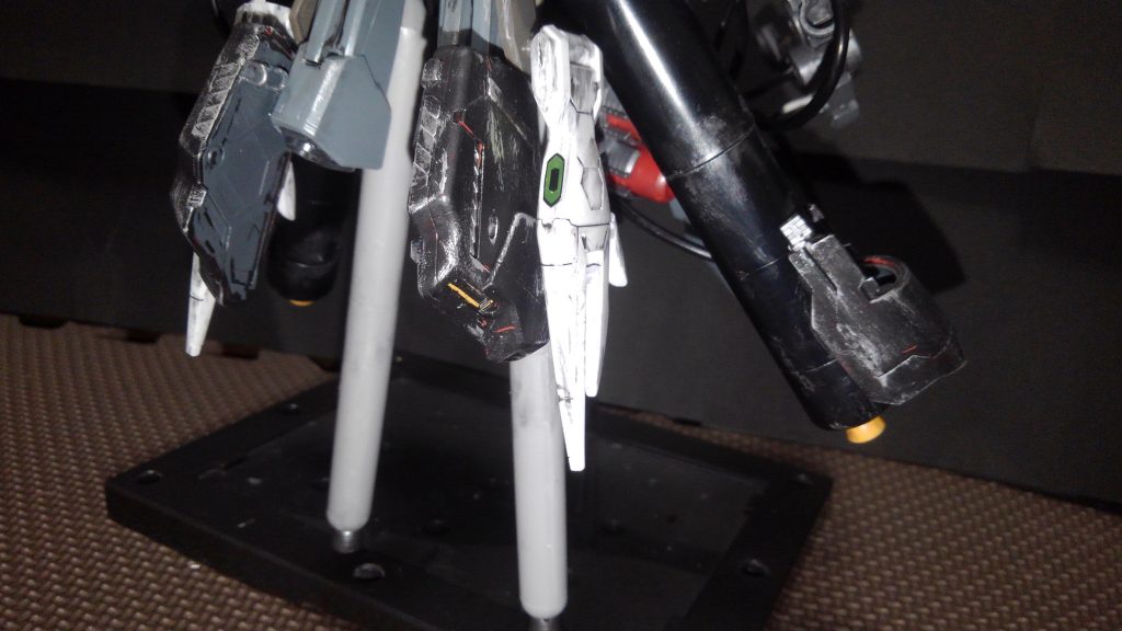 プロペラントタンクは細いのと太いのが2本ずつあり、長い距離を移動することが出来る。もちろん燃料が切れたら自動的に切り離すようになっている。
しかしこの機体は全部装備した状態だと重いためプロペラントタンクを使い切ったら進まなくなる。(その為に武装を切り離せるようになっている)