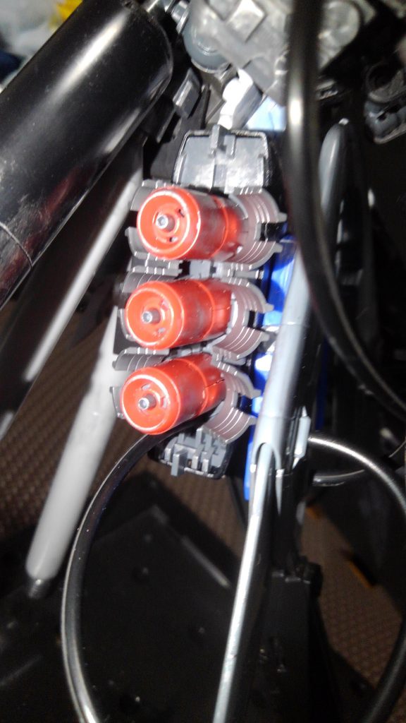 リアアーマーには無線型攻撃デバイス 通称ファンネルが搭載されている。小型でデバイスに指示を送れば攻撃してくれるがこれもビーム兵器である。