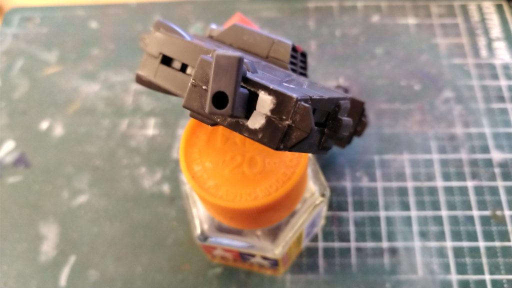 ブースター主翼の基部です。駐機状態にするため畳めるようにポリキャップとジョイントパーツを組み込みました。