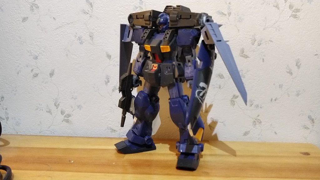 塗装前の状態です。肩アーマーは元のままだと干渉するので削りました。