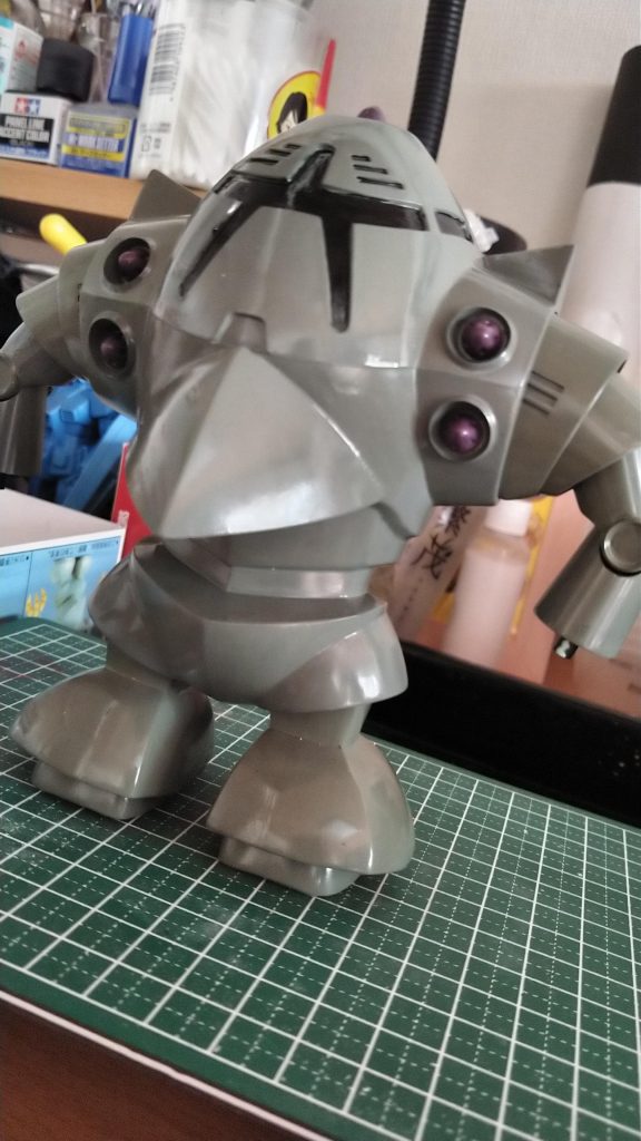 微妙にですがボディと手足で色味を変えてあります